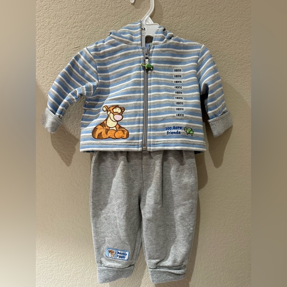 Nwt Tigger 2 piece hoodie and sweat pants set. 6 months